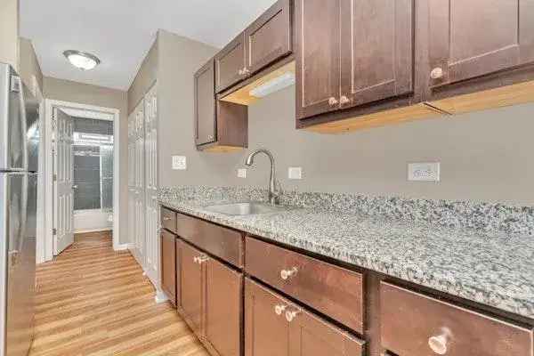 Rent Apartments in Glen Ellyn with Parking and Laundry On-Site