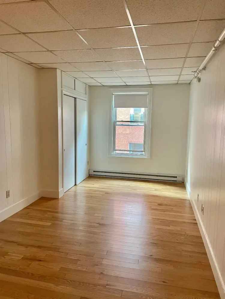 Rent Apartment Unit in Back Bay with Hardwood Floors and High Ceilings