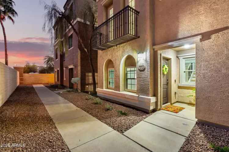 Luxury Rent 3 Bedroom Residence in Gated Lake Community Gilbert AZ