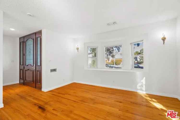 House For Sale in 2819, Overland Avenue, Los Angeles, California