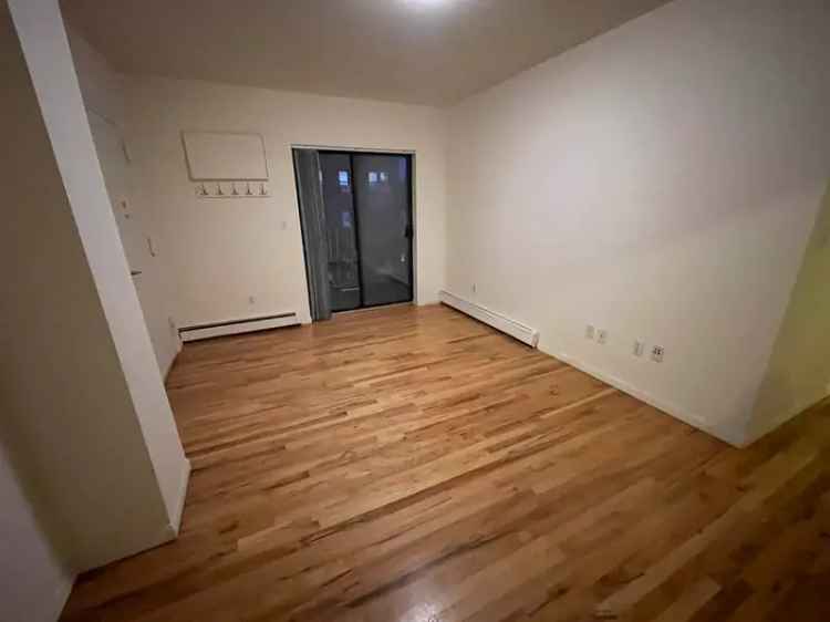 Rent Apartment Huge 3 Bed 1 Bath Near Subway with Balconies