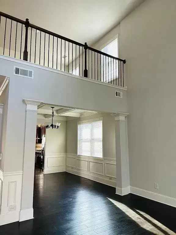 Rent Gorgeous 5 Bedroom House with Pool in Spacious Neighborhood