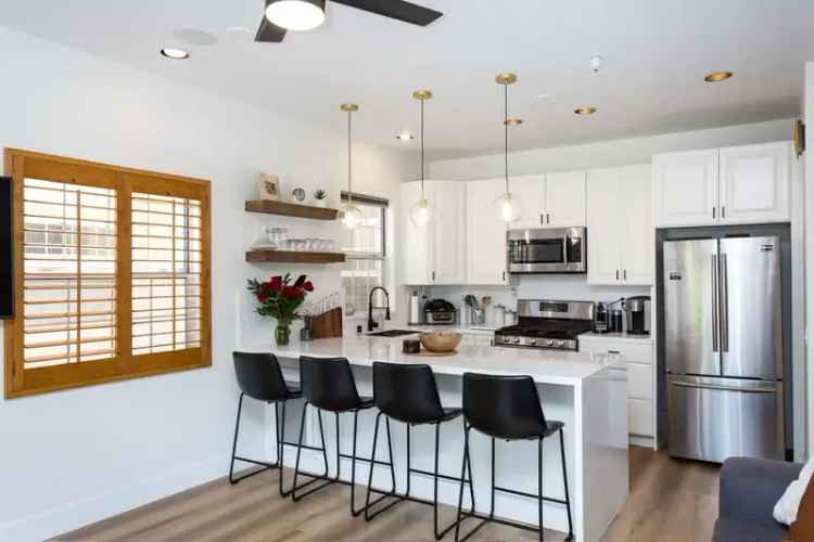 Townhouse for Rent in Mission Hills with Canyon Views and Modern Amenities