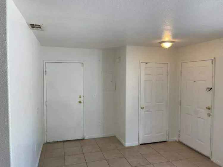 Rent Spacious Townhome in Palmdale with Four Bedrooms and Modern Amenities