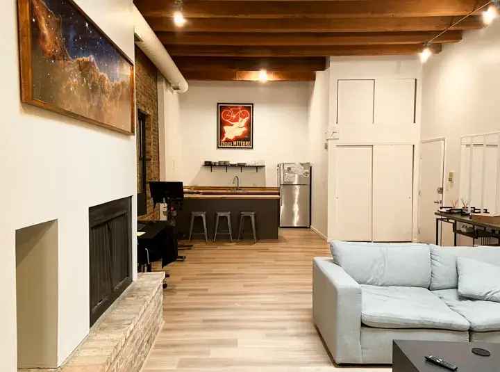 Rent Loft Apartment Lincoln Park with Office Features and High Ceilings