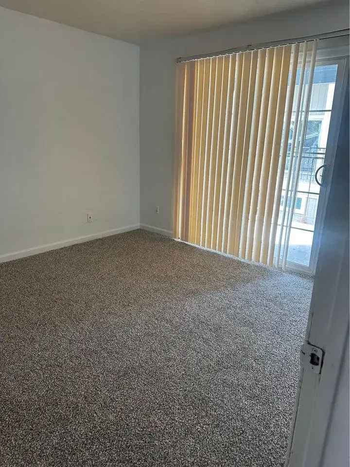 Rent Beautiful 3 Bedroom Apartment Unit in Stockton with Garage