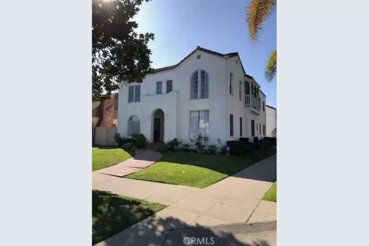 Invest in Corner Lot Property with 4 Units and Garage in Los Angeles