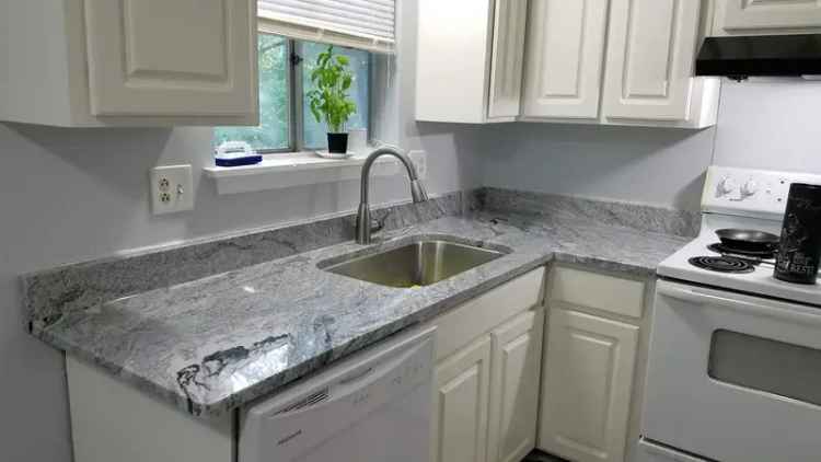 Rent Luxury Townhouse in Rochester With Spacious 2 Bedrooms and Office