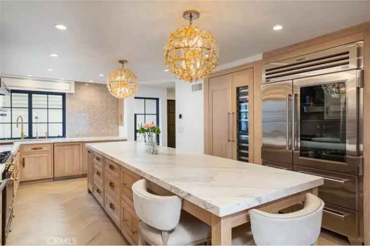 Luxury buy residence in Balboa Peninsula with exquisite features