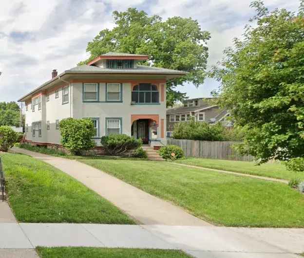 Rent Duplex Apartment in Kansas City with Enclosed Sunroom