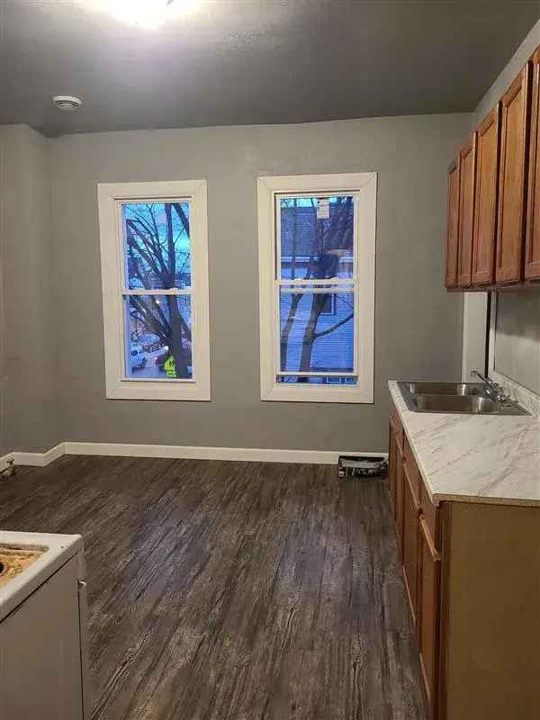 Rent 3 Bedroom Apartment Unit in Renovated Building Near 17th and Lincoln