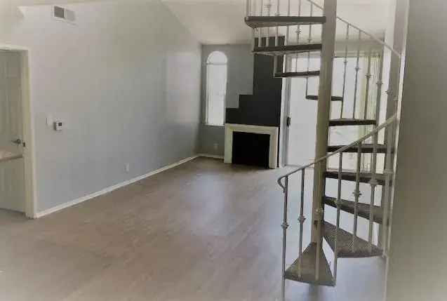 Rent Spacious Two Bedroom Apartment in Sherman Oaks with Great Amenities