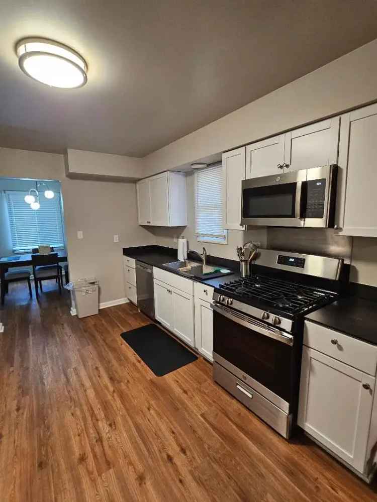 Rent Apartment Unit with Remodeled Features Near US 41