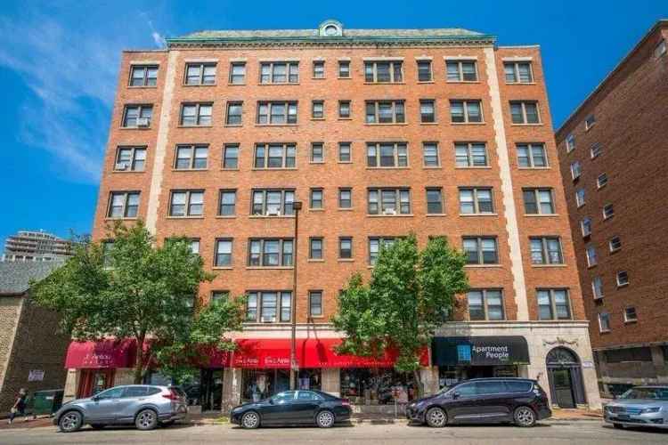 Rent Apartments in Downtown Evanston with Elevator and Parking