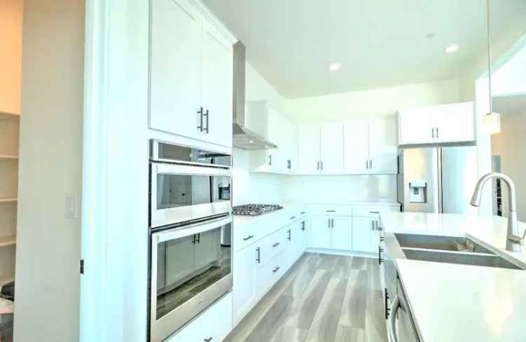 Rent a Brand New 6 Bedroom Home in Lathrop with Modern Amenities