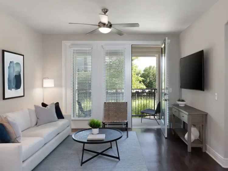 Rent Stylish Apartments with Resort Amenities in Las Colinas