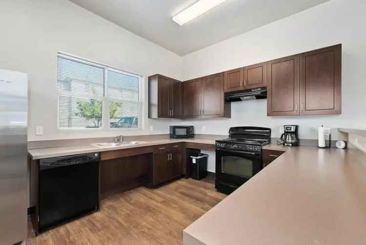 Rent Apartments in Aspen Creek with Mountain Views and Modern Amenities