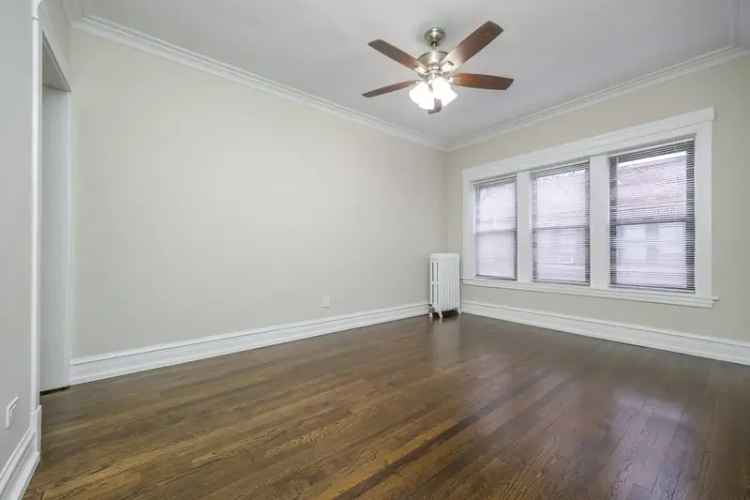 Rent Apartments in Lakeview with Spacious Studios and Courtyard