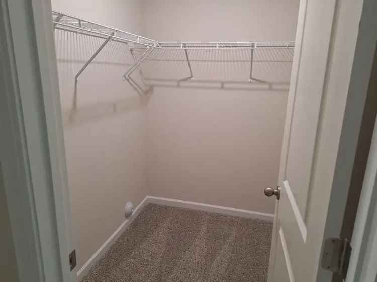 Rent Townhouse in Commutable Location with Fenced Backyard