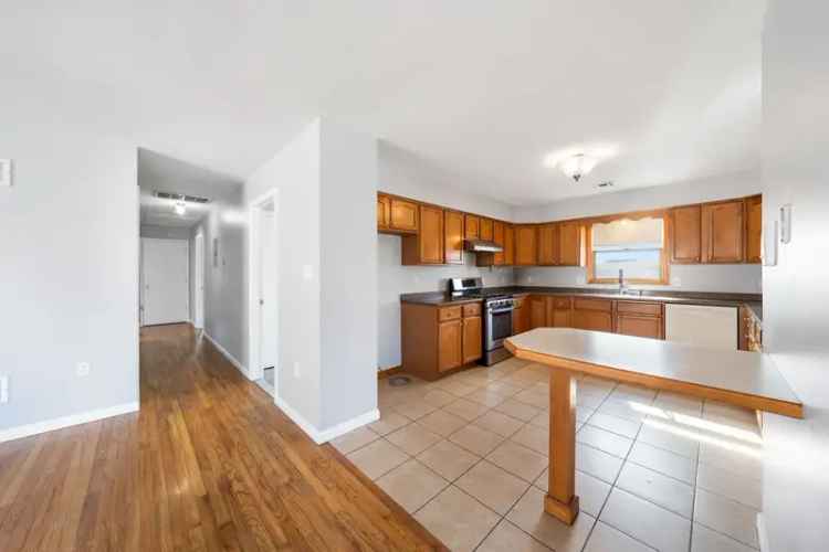 Rent Spacious Apartment Unit with 3 Bedrooms in Prime Location