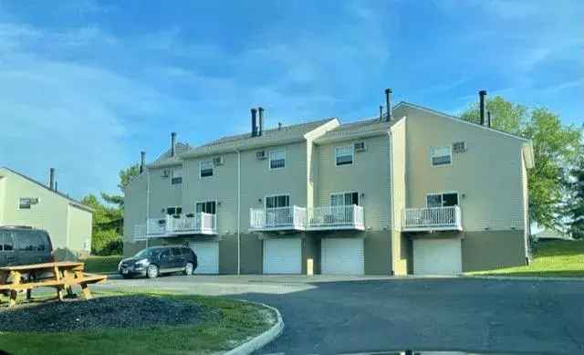 Rent Apartments at Hunters Pointe Townhomes in a Park Like Neighborhood