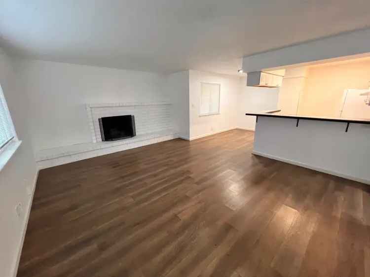 Rent Remodeled Apartment Unit with 2 Bedrooms and 1 Bathroom