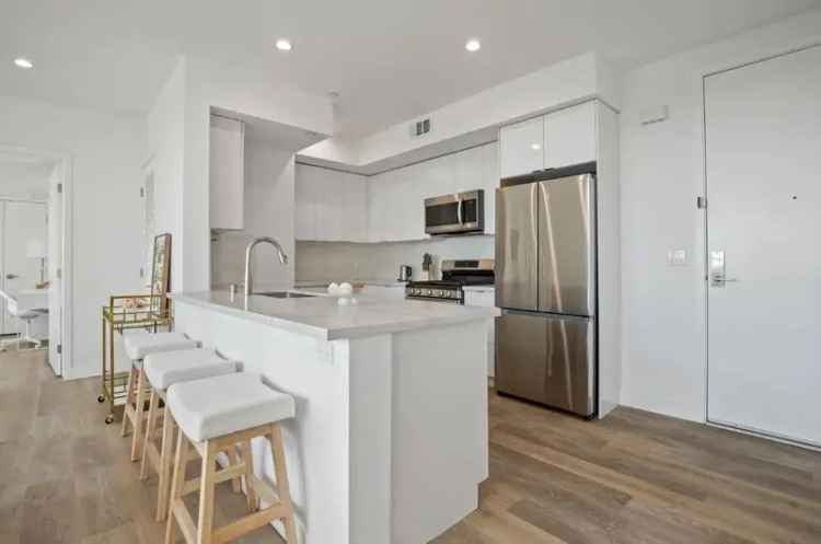 Rent Spacious Apartments in Larchmont Village with Modern Amenities