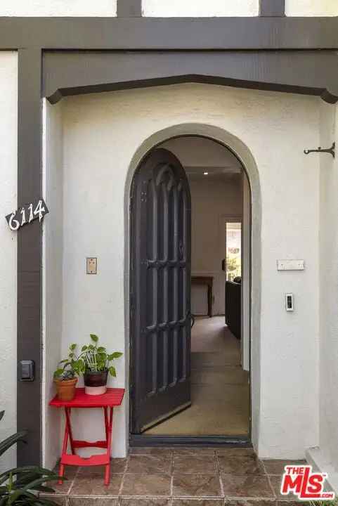 House For Sale in 6114, Barrows Drive, Los Angeles, California