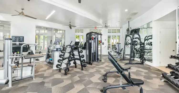 Rent Apartments in Orlando with Swimming Pools and Fitness Center