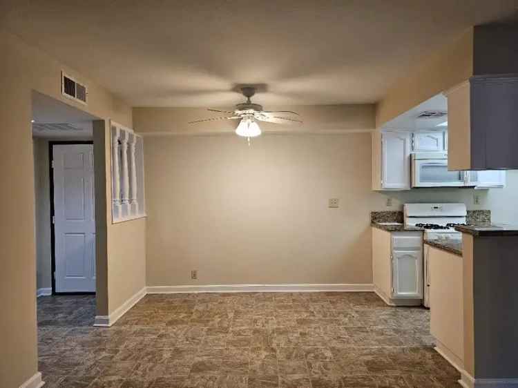 Rent Apartments with Pool and Gated Parking in Burbank