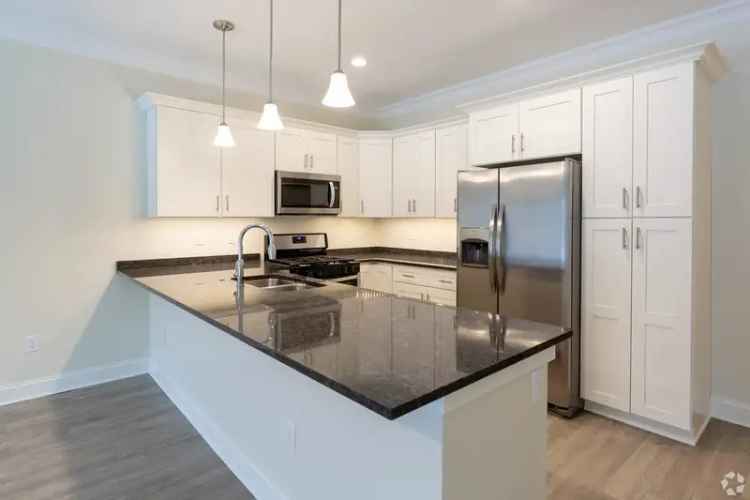 Rent Apartments with Stainless Steel Appliances in Perfect Location