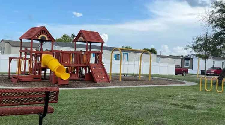 Rent Apartments in Corpus Christi with Outdoor Pool and Clubhouse