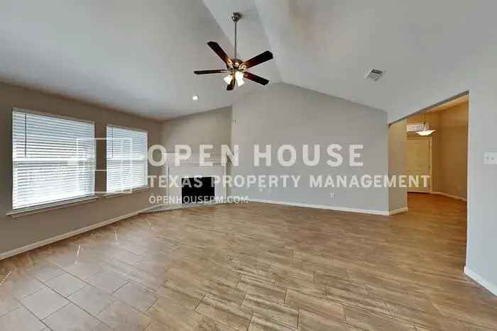 Charming Home for Rent in Pearland with Spacious Backyard