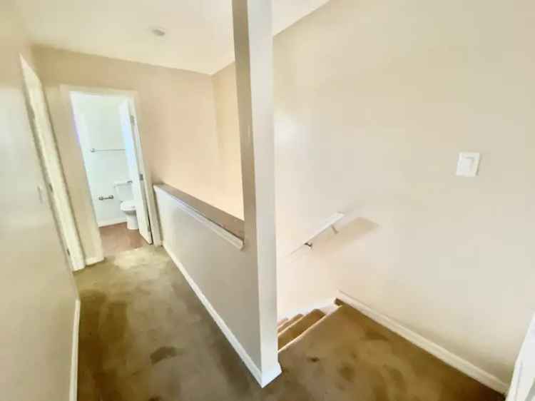 Rent Townhouse in a Remodeled Corner Unit with Modern Amenities