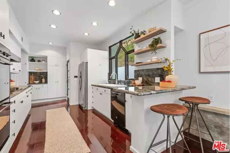 House For Sale in 7514, Willow Glen Road, Los Angeles, California