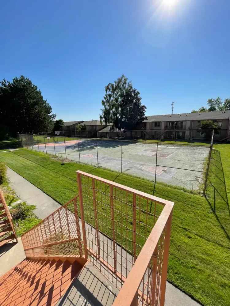 Rent Apartment Unit in Kennewick with 3 Bedrooms and Pool