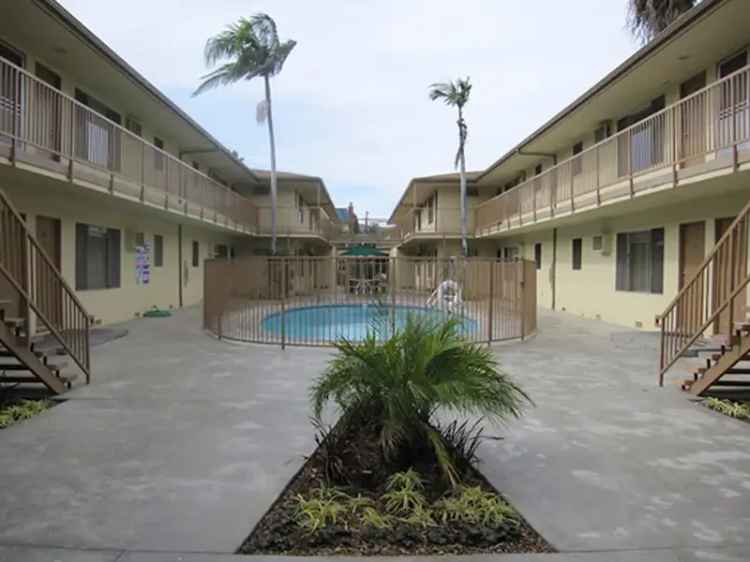 Apartment for Rent in Glendale with Pool and Courtyard