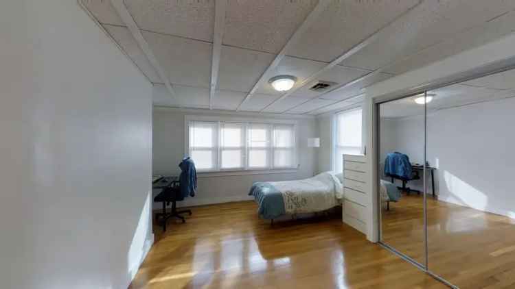 Rent Apartment in Porter Square with 2 Bedrooms and Sunroom Features