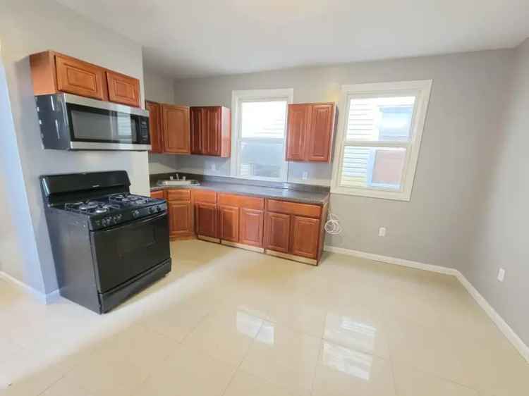 Rent Beautiful Renovated Apartment Unit in a Prime Location with Modern Features