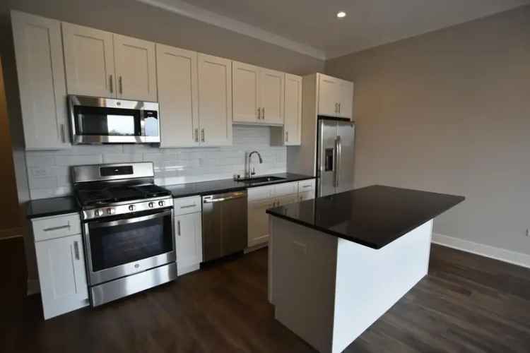 Rent New Apartments in Lakeview with Modern Features and Elevator Access