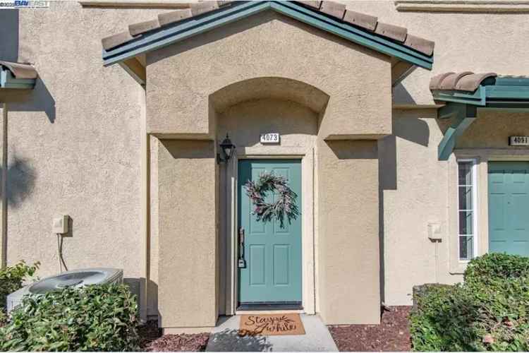 Buy Corner Unit Townhome in Pleasanton with Modern Amenities