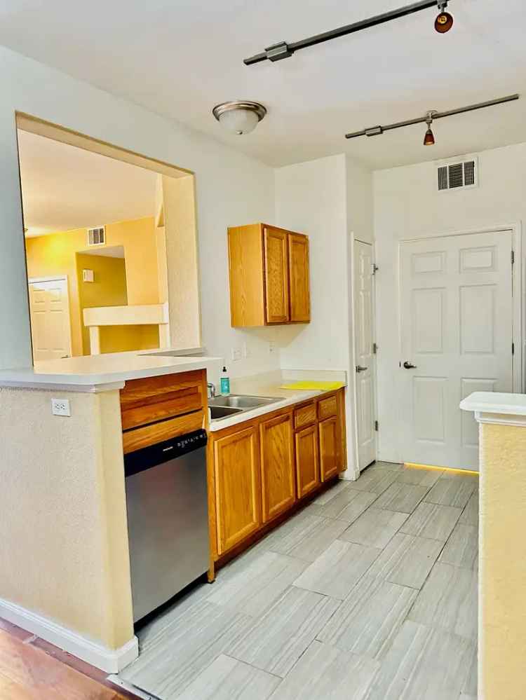 Rent 2 Bedroom Apartment in Fulton Court with Garage and Pool Access