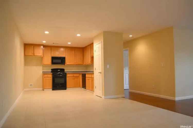 Duplex for Rent in Private Backyard with Granite Counters