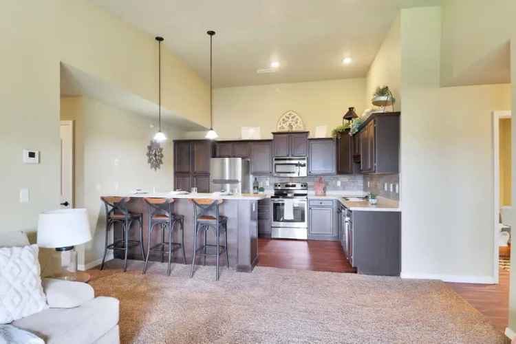 Rent Luxury Apartments in Gated Community Near Downtown