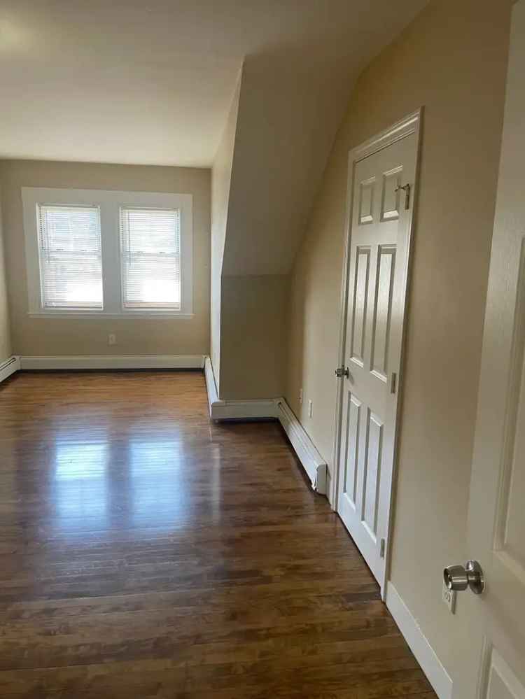 Rent Spacious 1 Bedroom Apartment Near Washington Square with Parking