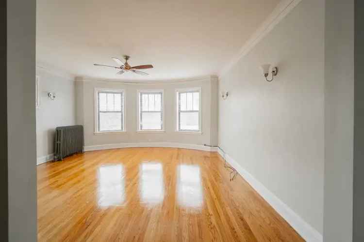 Rent Apartments in Kenwood with Historic Architecture and Local Dining