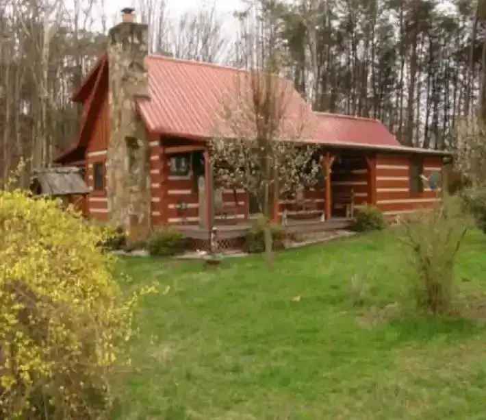 Cozy Cabin for Rent in Tennessee with Hot Tub and Rustic Features