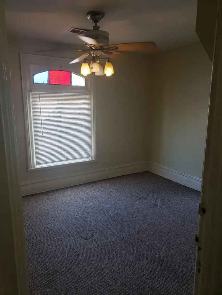 Rent Remodeled Apartment Unit with 2 Bedrooms in Prime Location