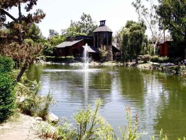 Rent Apartment Unit in Culver City with Pool View and Bonus Room