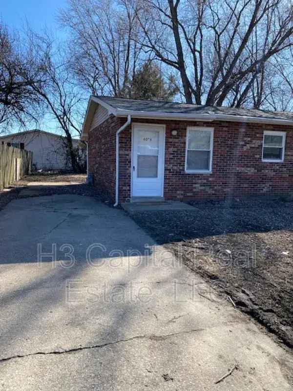 Rent Apartment Unit Near Granite City with Spacious Bedrooms and Washer Dryer